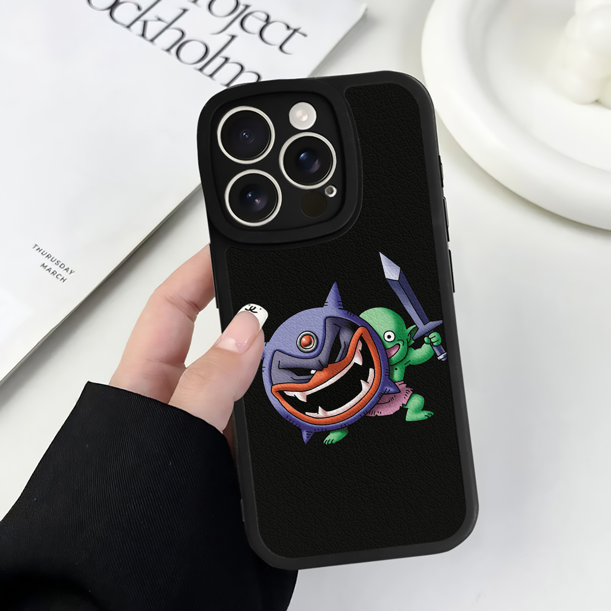 （画像用） ドラゴンクエスト Doragon Kuesuto Dragon Quest 【iPhone 16シリーズ対応】シリコンスマホケース（レザー調） 材質：シリコン